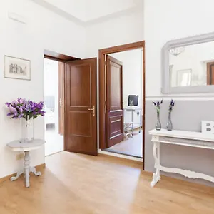 Bed & Breakfast Domus Merulana, Roma